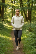 Hoodie Sand Esprit Fort – mannequin femme face en nature